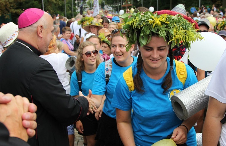 Powitanie 28. Pielgrzymki Diecezji Bielsko-Żywieckiej - grupy hałcnowskie na Jasnej Górze - 2019; cz. 1