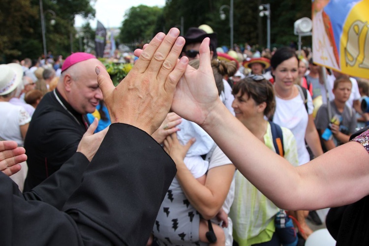 Powitanie 28. Pielgrzymki Diecezji Bielsko-Żywieckiej - grupy hałcnowskie na Jasnej Górze - 2019; cz. 1