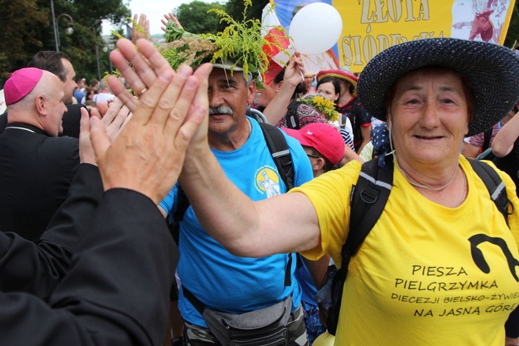 Powitanie 28. Pielgrzymki Diecezji Bielsko-Żywieckiej - grupy hałcnowskie na Jasnej Górze - 2019; cz. 1