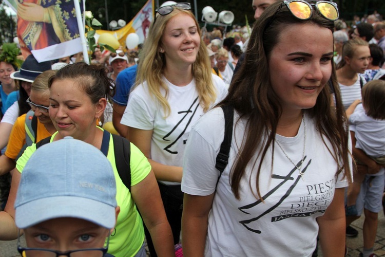 Powitanie 28. Pielgrzymki Diecezji Bielsko-Żywieckiej - grupy hałcnowskie na Jasnej Górze - 2019; cz. 1