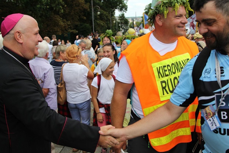 Powitanie 28. Pielgrzymki Diecezji Bielsko-Żywieckiej - grupy hałcnowskie na Jasnej Górze - 2019; cz. 1