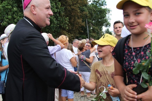 Powitanie 28. Pielgrzymki Diecezji Bielsko-Żywieckiej - grupy hałcnowskie na Jasnej Górze - 2019; cz. 1