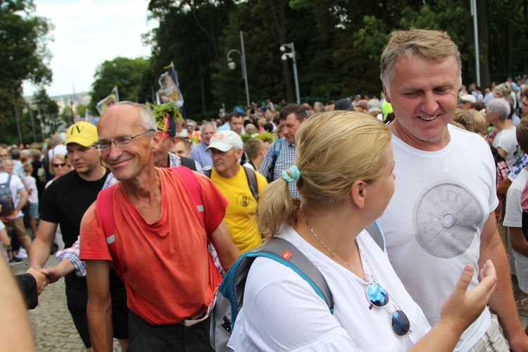 Powitanie 28. Pielgrzymki Diecezji Bielsko-Żywieckiej - grupy hałcnowskie na Jasnej Górze - 2019; cz. 1