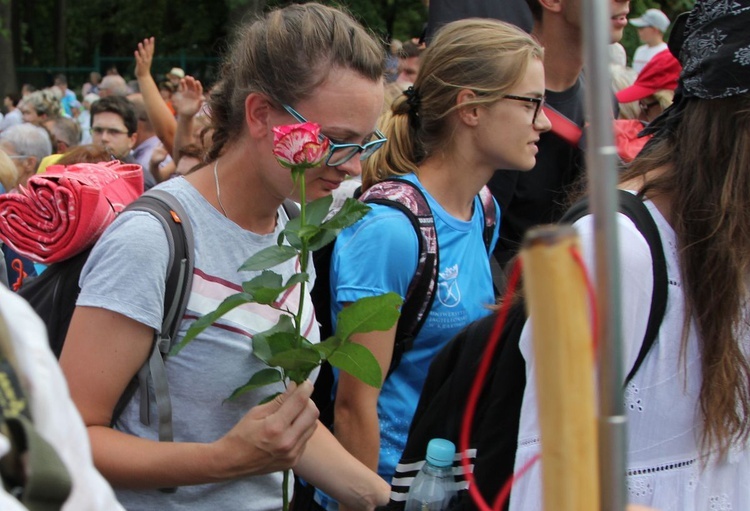 Powitanie 28. Pielgrzymki Diecezji Bielsko-Żywieckiej - grupy hałcnowskie na Jasnej Górze - 2019; cz. 1