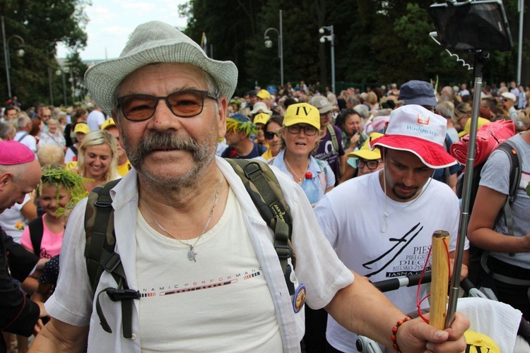 Powitanie 28. Pielgrzymki Diecezji Bielsko-Żywieckiej - grupy hałcnowskie na Jasnej Górze - 2019; cz. 1