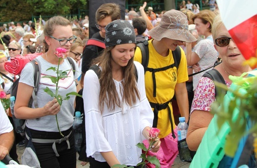 Powitanie 28. Pielgrzymki Diecezji Bielsko-Żywieckiej - grupy hałcnowskie na Jasnej Górze - 2019; cz. 1