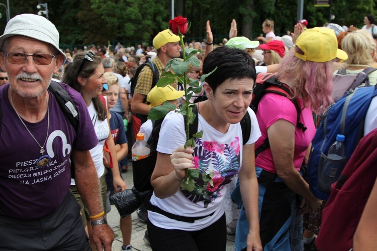 Powitanie 28. Pielgrzymki Diecezji Bielsko-Żywieckiej - grupy hałcnowskie na Jasnej Górze - 2019; cz. 1