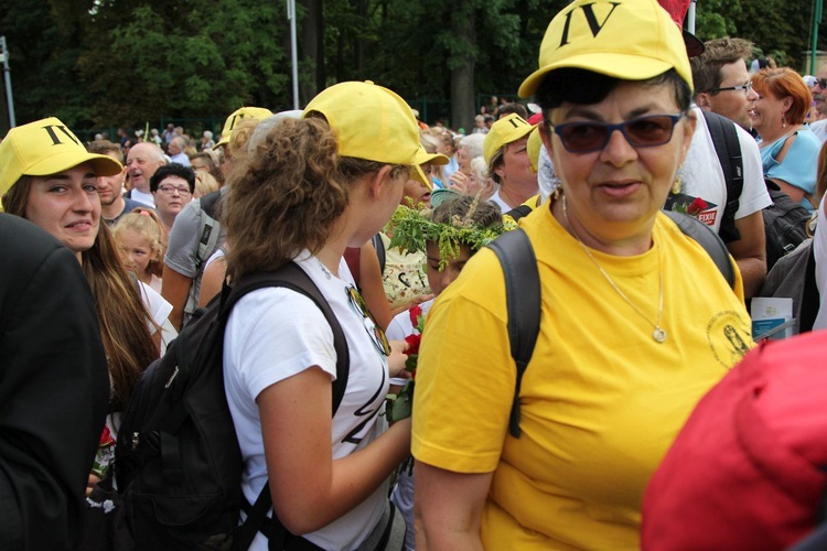 Powitanie 28. Pielgrzymki Diecezji Bielsko-Żywieckiej - grupy hałcnowskie na Jasnej Górze - 2019; cz. 1