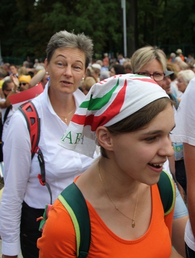 Powitanie 28. Pielgrzymki Diecezji Bielsko-Żywieckiej - grupy hałcnowskie na Jasnej Górze - 2019; cz. 1