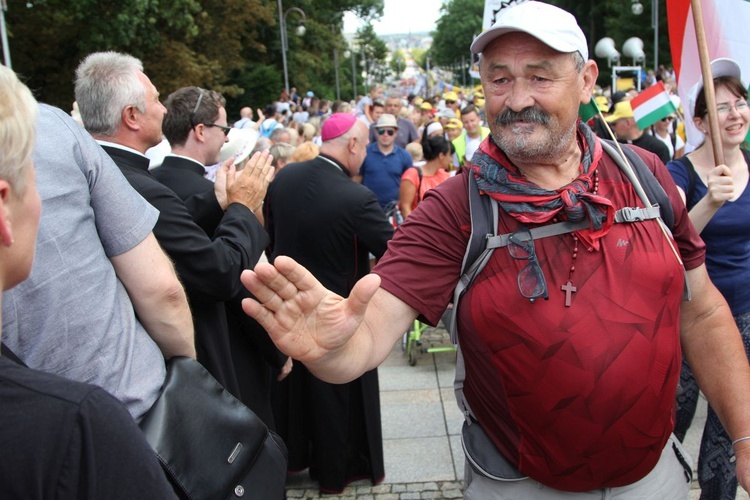 Powitanie 28. Pielgrzymki Diecezji Bielsko-Żywieckiej - grupy hałcnowskie na Jasnej Górze - 2019; cz. 1