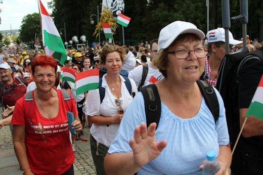 Powitanie 28. Pielgrzymki Diecezji Bielsko-Żywieckiej - grupy hałcnowskie na Jasnej Górze - 2019; cz. 1