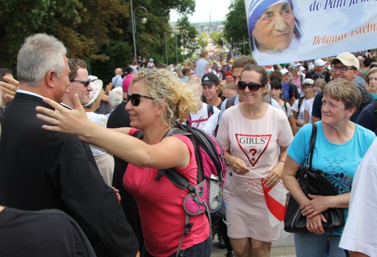 Powitanie 28. Pielgrzymki Diecezji Bielsko-Żywieckiej - grupy hałcnowskie na Jasnej Górze - 2019; cz. 1