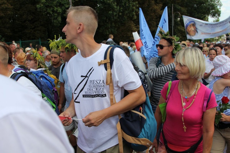 Powitanie 28. Pielgrzymki Diecezji Bielsko-Żywieckiej - grupy hałcnowskie na Jasnej Górze - 2019; cz. 1