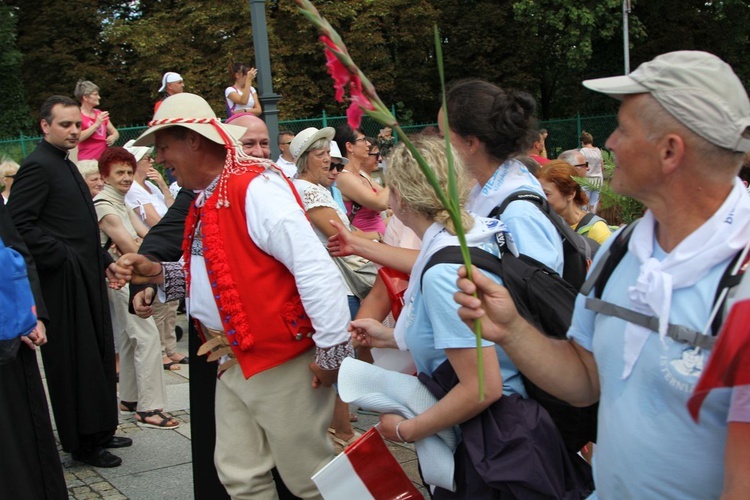 Powitanie 28. Pielgrzymki Diecezji Bielsko-Żywieckiej - grupy hałcnowskie na Jasnej Górze - 2019; cz. 1