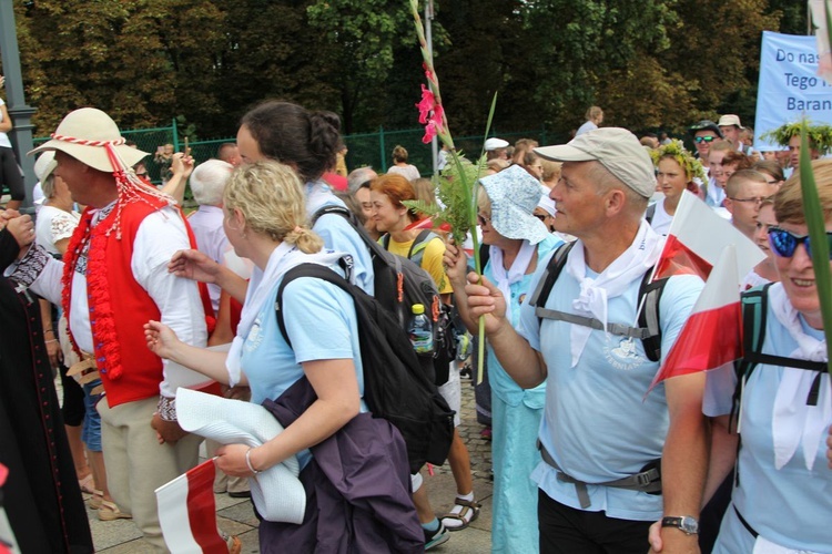 Powitanie 28. Pielgrzymki Diecezji Bielsko-Żywieckiej - grupy hałcnowskie na Jasnej Górze - 2019; cz. 1