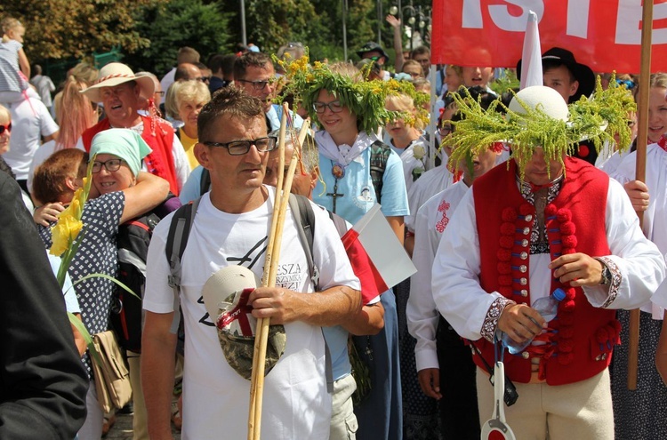 Powitanie 28. Pielgrzymki Diecezji Bielsko-Żywieckiej - grupy hałcnowskie na Jasnej Górze - 2019; cz. 1