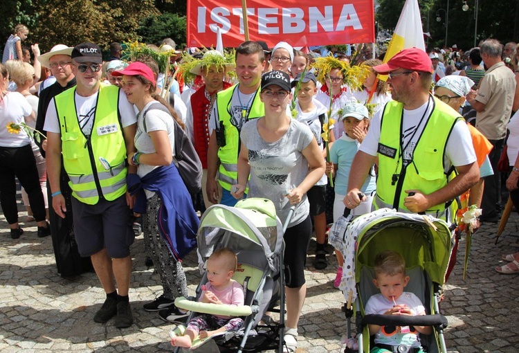 Powitanie 28. Pielgrzymki Diecezji Bielsko-Żywieckiej - grupy hałcnowskie na Jasnej Górze - 2019; cz. 1