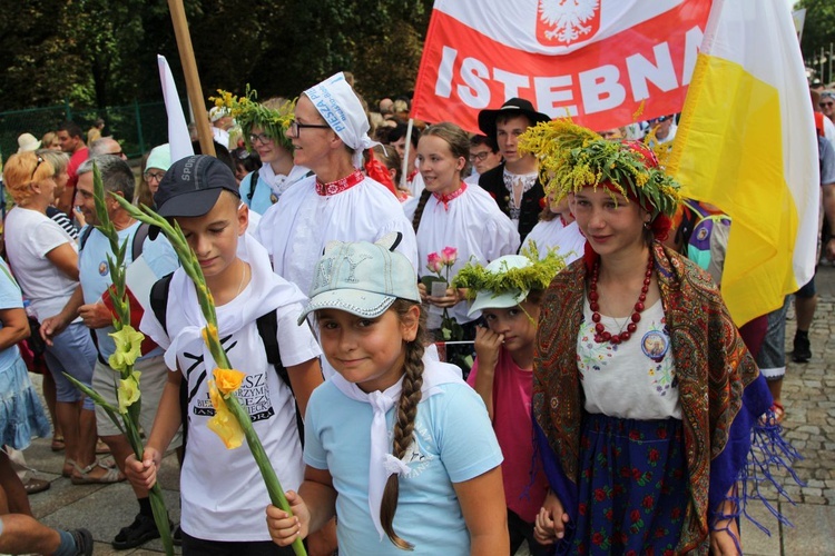 Powitanie 28. Pielgrzymki Diecezji Bielsko-Żywieckiej - grupy hałcnowskie na Jasnej Górze - 2019; cz. 1