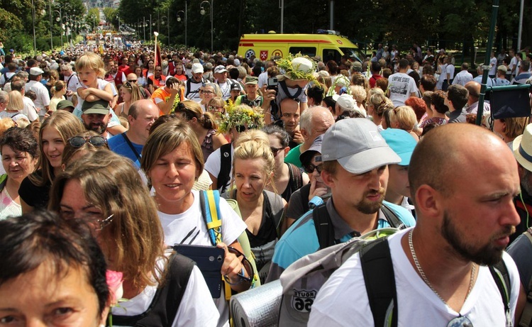 Powitanie 28. Pielgrzymki Diecezji Bielsko-Żywieckiej - grupy hałcnowskie na Jasnej Górze - 2019; cz. 2