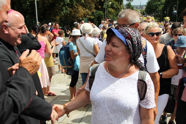 Powitanie 28. Pielgrzymki Diecezji Bielsko-Żywieckiej - grupy hałcnowskie na Jasnej Górze - 2019; cz. 2