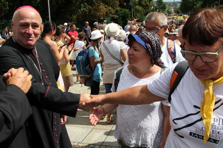 Powitanie 28. Pielgrzymki Diecezji Bielsko-Żywieckiej - grupy hałcnowskie na Jasnej Górze - 2019; cz. 2