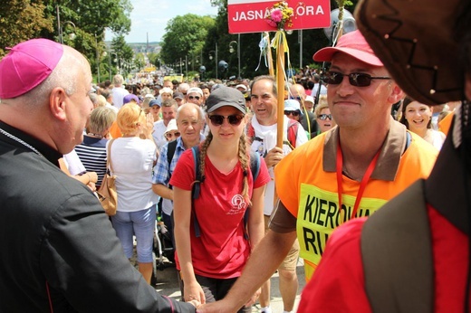 Powitanie 28. Pielgrzymki Diecezji Bielsko-Żywieckiej - grupy hałcnowskie na Jasnej Górze - 2019; cz. 2