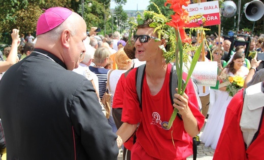 Powitanie 28. Pielgrzymki Diecezji Bielsko-Żywieckiej - grupy hałcnowskie na Jasnej Górze - 2019; cz. 2