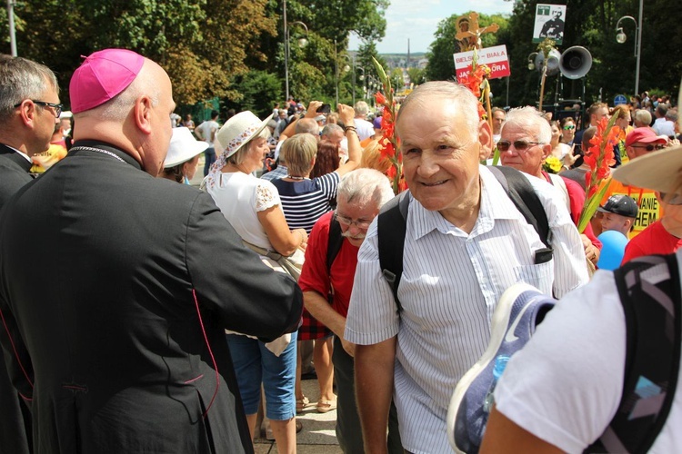 Powitanie 28. Pielgrzymki Diecezji Bielsko-Żywieckiej - grupy hałcnowskie na Jasnej Górze - 2019; cz. 2