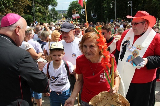 Powitanie 28. Pielgrzymki Diecezji Bielsko-Żywieckiej - grupy hałcnowskie na Jasnej Górze - 2019; cz. 2