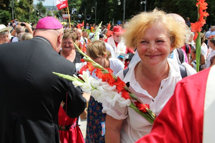 Powitanie 28. Pielgrzymki Diecezji Bielsko-Żywieckiej - grupy hałcnowskie na Jasnej Górze - 2019; cz. 2