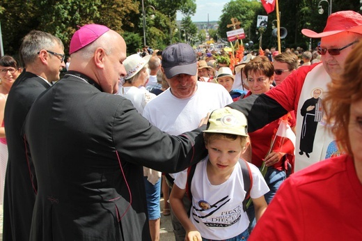 Powitanie 28. Pielgrzymki Diecezji Bielsko-Żywieckiej - grupy hałcnowskie na Jasnej Górze - 2019; cz. 2