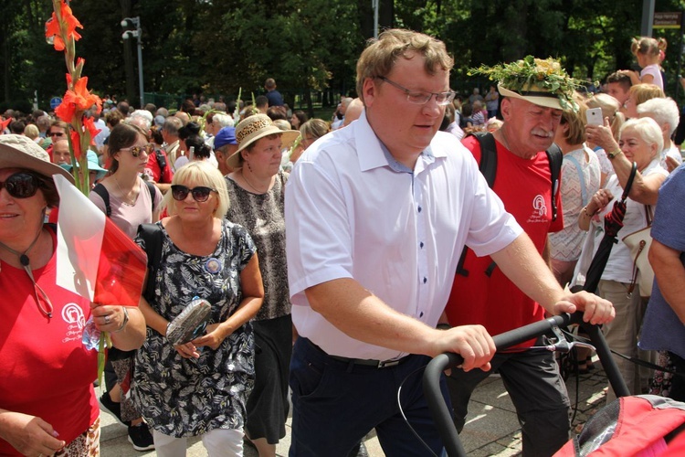 Powitanie 28. Pielgrzymki Diecezji Bielsko-Żywieckiej - grupy hałcnowskie na Jasnej Górze - 2019; cz. 2