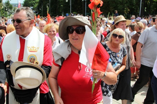 Powitanie 28. Pielgrzymki Diecezji Bielsko-Żywieckiej - grupy hałcnowskie na Jasnej Górze - 2019; cz. 2