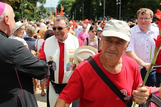 Powitanie 28. Pielgrzymki Diecezji Bielsko-Żywieckiej - grupy hałcnowskie na Jasnej Górze - 2019; cz. 2