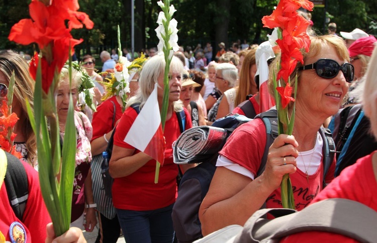 Powitanie 28. Pielgrzymki Diecezji Bielsko-Żywieckiej - grupy hałcnowskie na Jasnej Górze - 2019; cz. 2