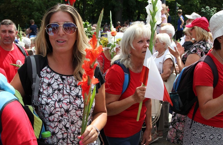 Powitanie 28. Pielgrzymki Diecezji Bielsko-Żywieckiej - grupy hałcnowskie na Jasnej Górze - 2019; cz. 2