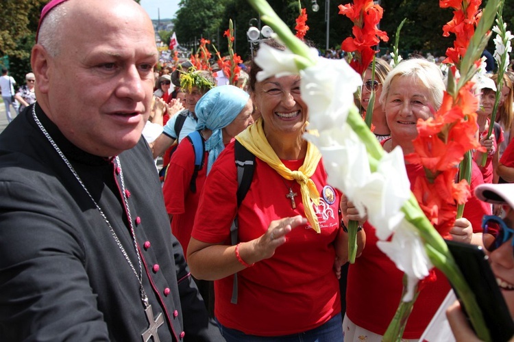 Powitanie 28. Pielgrzymki Diecezji Bielsko-Żywieckiej - grupy hałcnowskie na Jasnej Górze - 2019; cz. 2