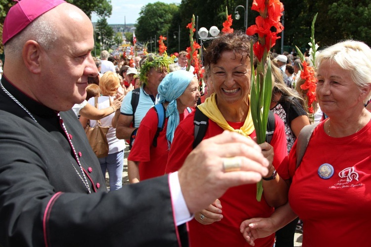 Powitanie 28. Pielgrzymki Diecezji Bielsko-Żywieckiej - grupy hałcnowskie na Jasnej Górze - 2019; cz. 2