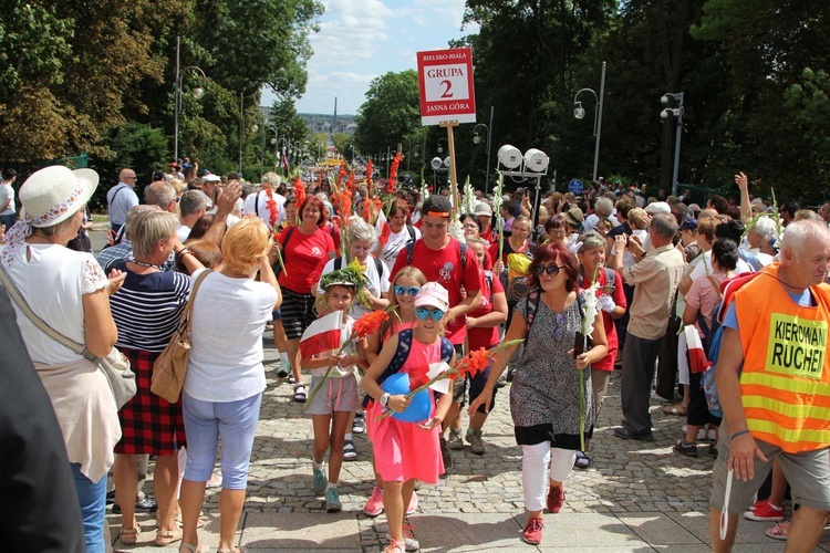 Powitanie 28. Pielgrzymki Diecezji Bielsko-Żywieckiej - grupy hałcnowskie na Jasnej Górze - 2019; cz. 2