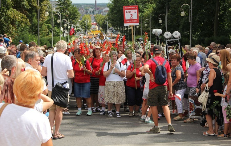 Powitanie 28. Pielgrzymki Diecezji Bielsko-Żywieckiej - grupy hałcnowskie na Jasnej Górze - 2019; cz. 2