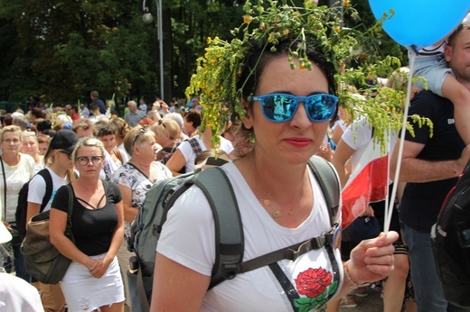 Powitanie 28. Pielgrzymki Diecezji Bielsko-Żywieckiej - grupy hałcnowskie na Jasnej Górze - 2019; cz. 2