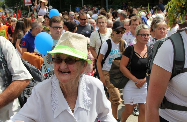 Powitanie 28. Pielgrzymki Diecezji Bielsko-Żywieckiej - grupy hałcnowskie na Jasnej Górze - 2019; cz. 2