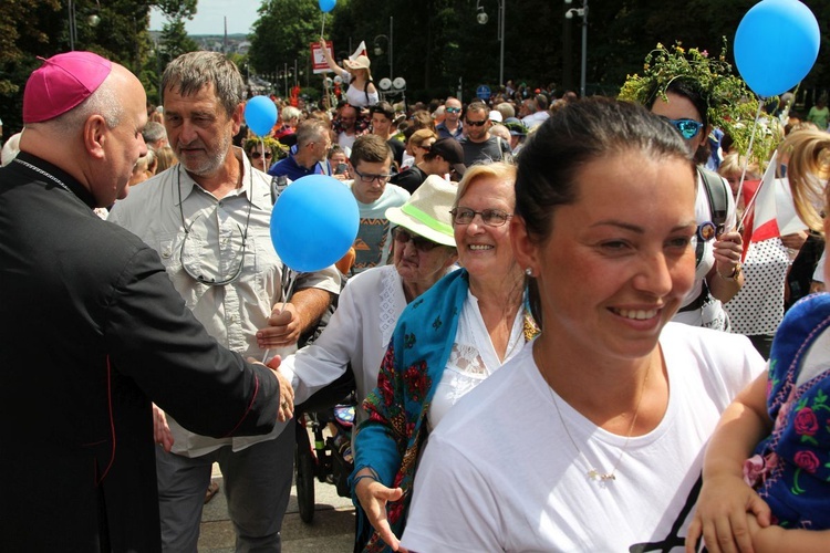 Powitanie 28. Pielgrzymki Diecezji Bielsko-Żywieckiej - grupy hałcnowskie na Jasnej Górze - 2019; cz. 2