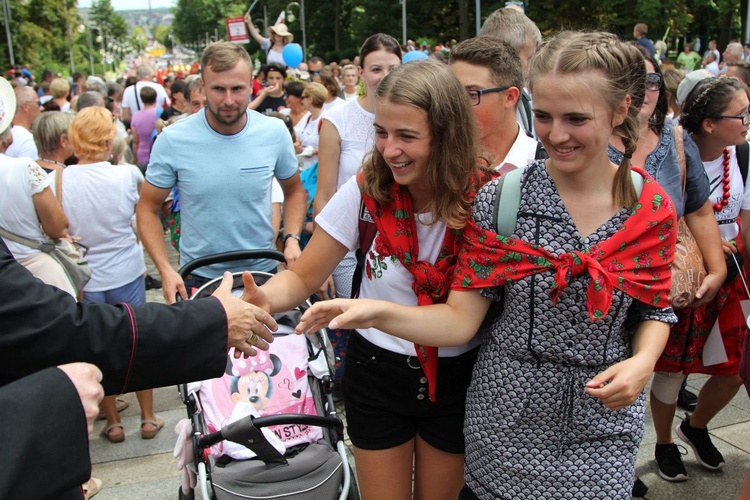 Powitanie 28. Pielgrzymki Diecezji Bielsko-Żywieckiej - grupy hałcnowskie na Jasnej Górze - 2019; cz. 2