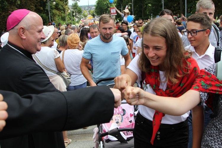 Powitanie 28. Pielgrzymki Diecezji Bielsko-Żywieckiej - grupy hałcnowskie na Jasnej Górze - 2019; cz. 2