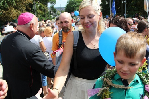 Powitanie 28. Pielgrzymki Diecezji Bielsko-Żywieckiej - grupy hałcnowskie na Jasnej Górze - 2019; cz. 2