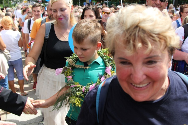 Powitanie 28. Pielgrzymki Diecezji Bielsko-Żywieckiej - grupy hałcnowskie na Jasnej Górze - 2019; cz. 2