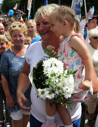 Powitanie 28. Pielgrzymki Diecezji Bielsko-Żywieckiej - grupy hałcnowskie na Jasnej Górze - 2019; cz. 2