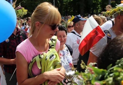 Powitanie 28. Pielgrzymki Diecezji Bielsko-Żywieckiej - grupy hałcnowskie na Jasnej Górze - 2019; cz. 2