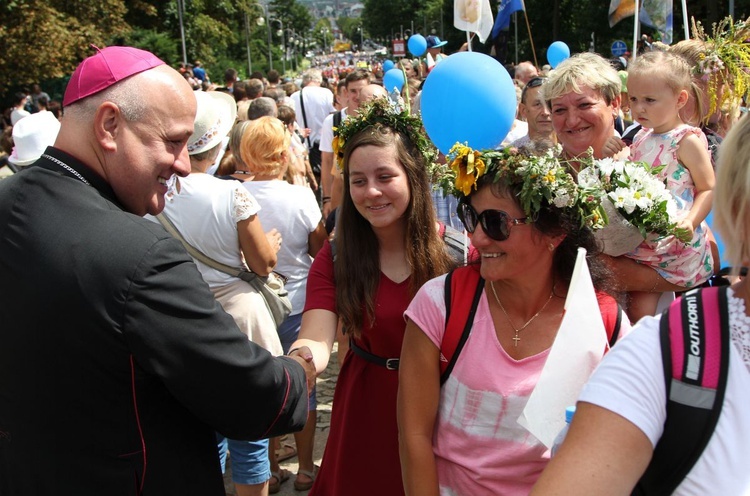 Powitanie 28. Pielgrzymki Diecezji Bielsko-Żywieckiej - grupy hałcnowskie na Jasnej Górze - 2019; cz. 2